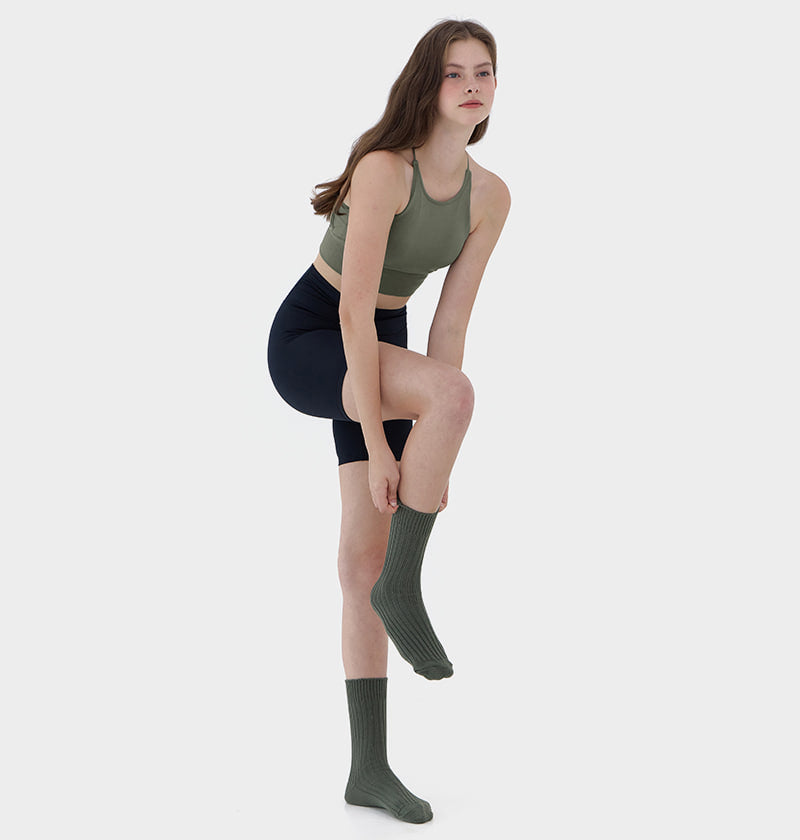 Relaxed black three-quarter leggings