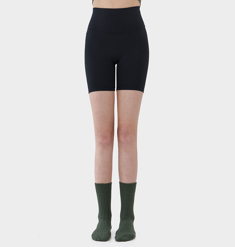 Relaxed black three-quarter leggings