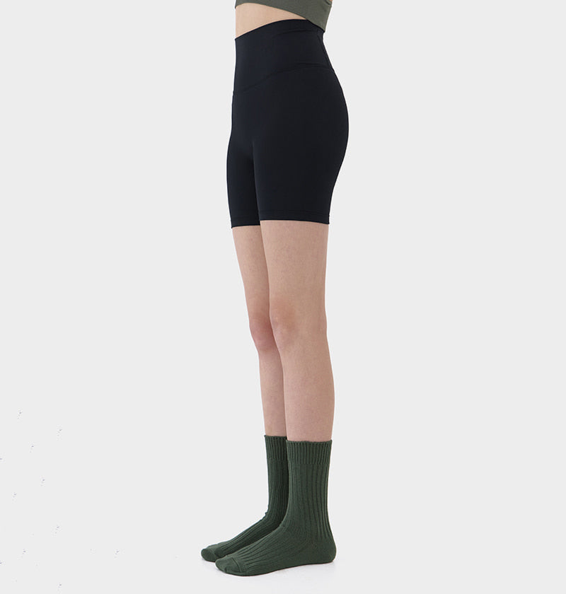 Relaxed black three-quarter leggings