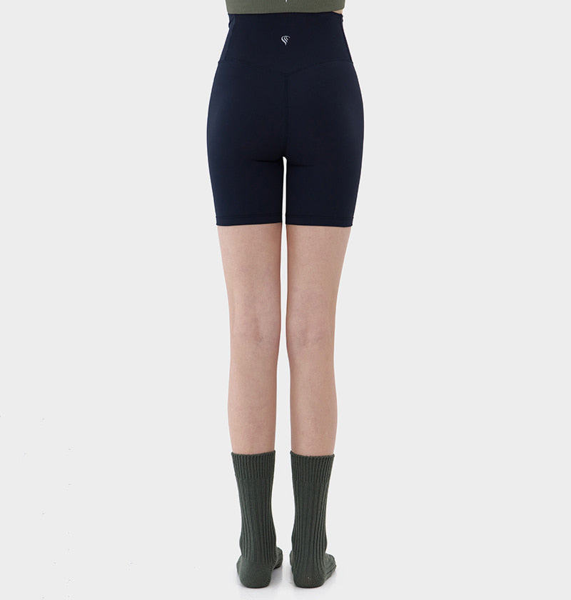 Relaxed black three-quarter leggings